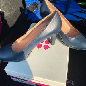 Neutralizer navy blue pumps